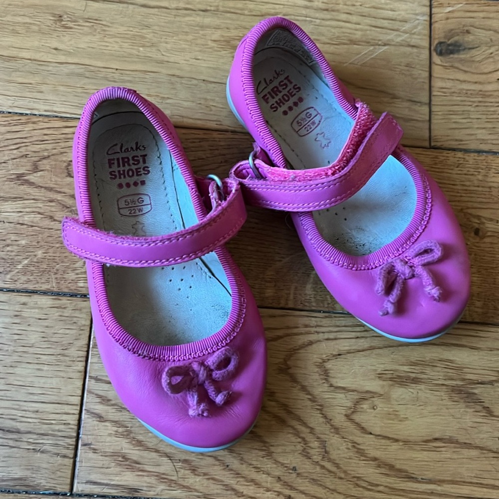Clarks | WIDE Mary Jane style leather pink shoes toddler size 5 1/2 G